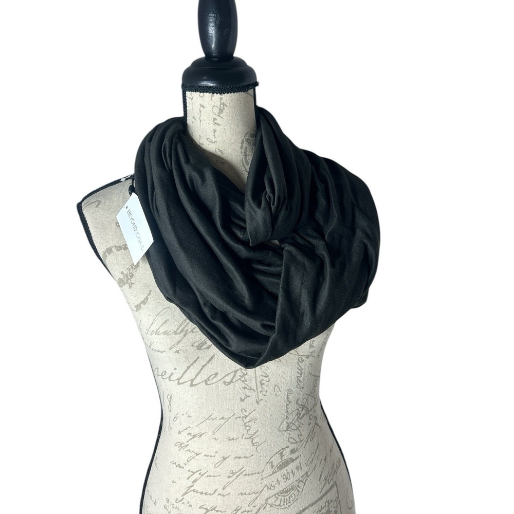 NWT Beyond Yoga Black Infinity Scarf with cell phone pocket comfy lightweight